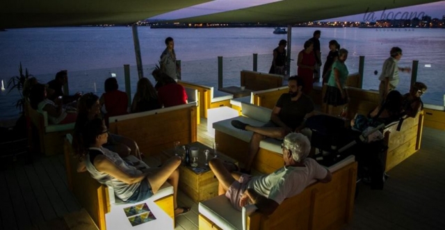 personas disfrutando del anochecer de torrevieja.jpg